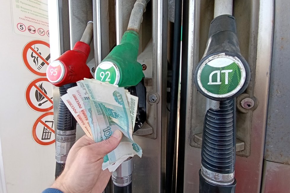 Σύμφωνα με τα αποτελέσματα του Μαρτίου, τα έσοδα του προϋπολογισμού θα αυξηθούν μαζί με τις πληρωμές στους πετρελαϊκούς παραγωγούς από τον κρατικό κορβανά. Μπορεί αυτό να επηρεάσει τις τιμές στα πρατήρια καυσίμων;